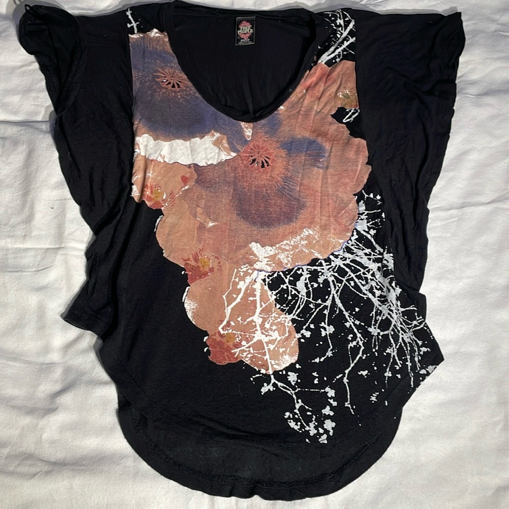 Free People Women’s Flutter sleeve Black w/ bold graphic floral design Size XS